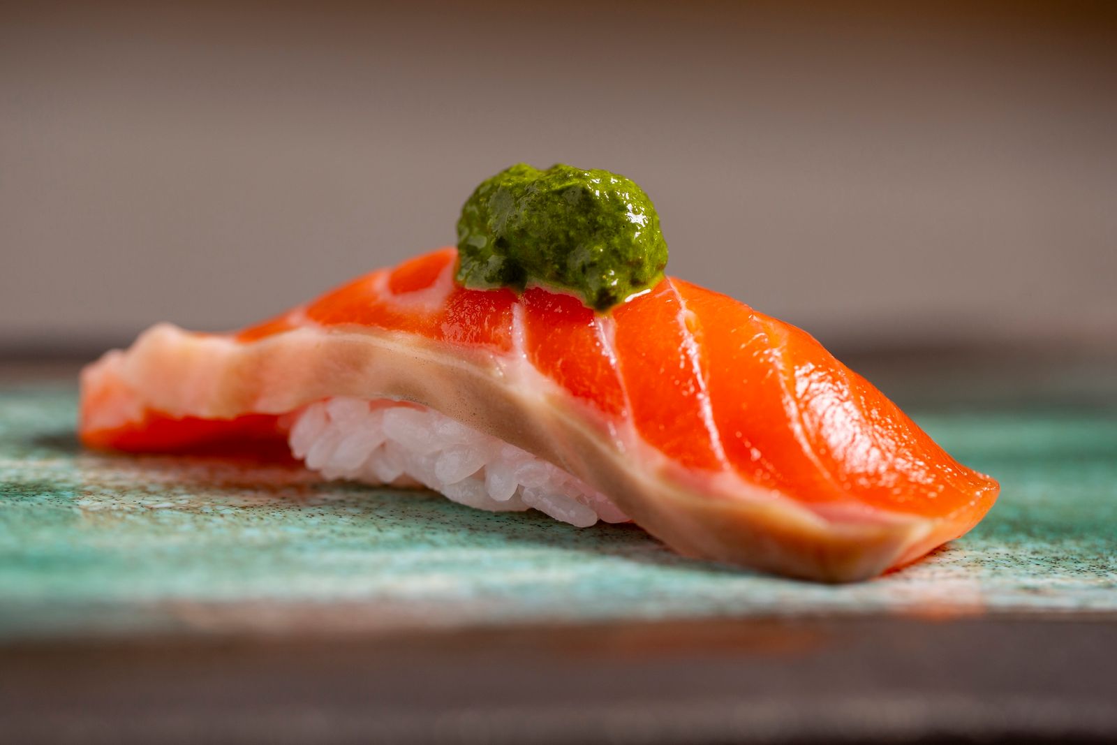 Nigiri de trucha con majado de ajo y hoja de limonero en Kappo.