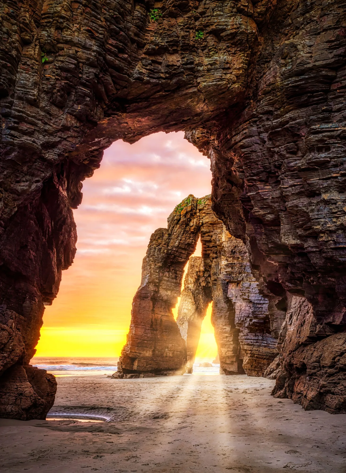 Amanecer en la playa de Las Catedrales. Lugo.