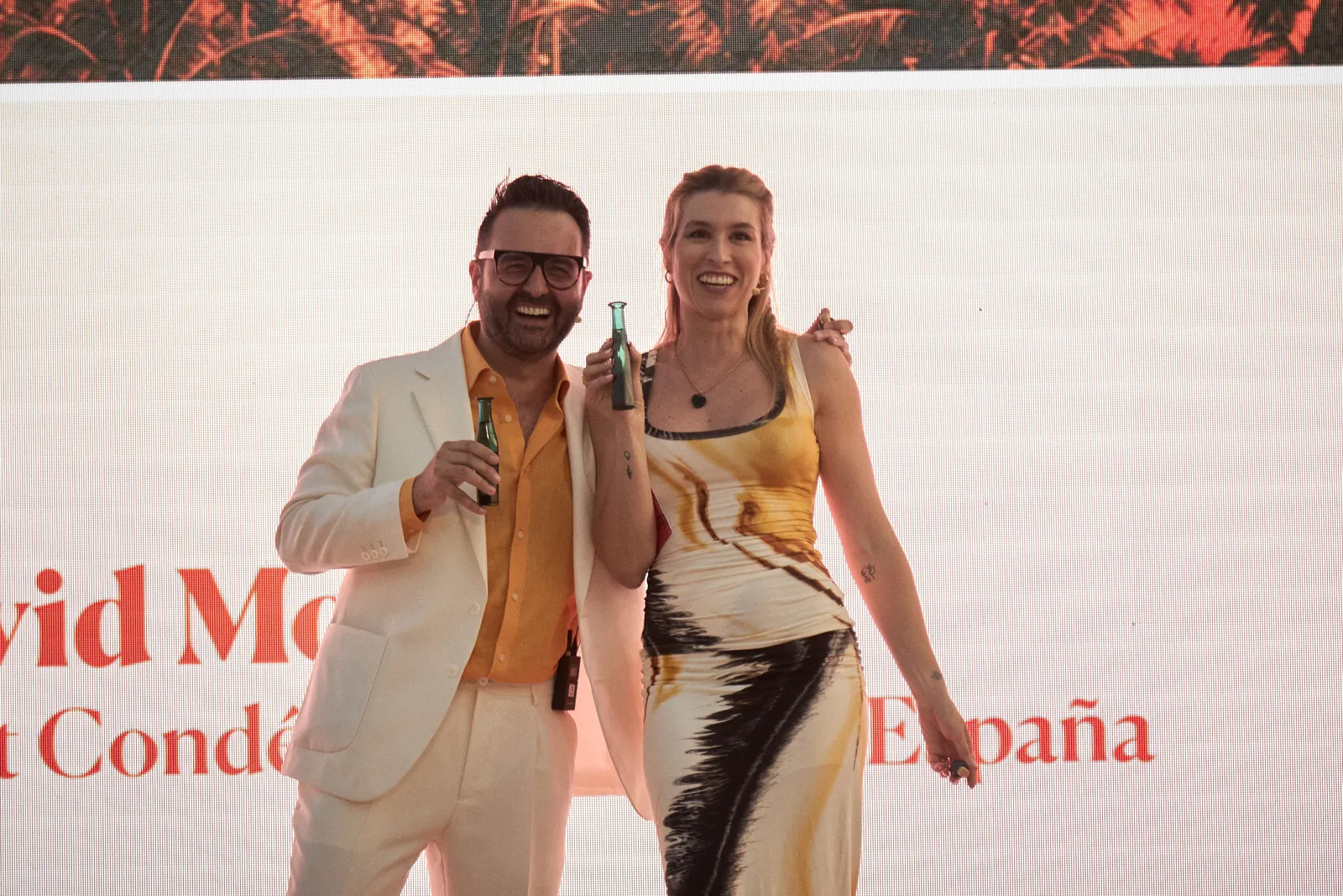 David Moralejo Head of Content de Cond Nast Traveler Spain y Eva Soriano presentadora de la gala brindaron con unas...