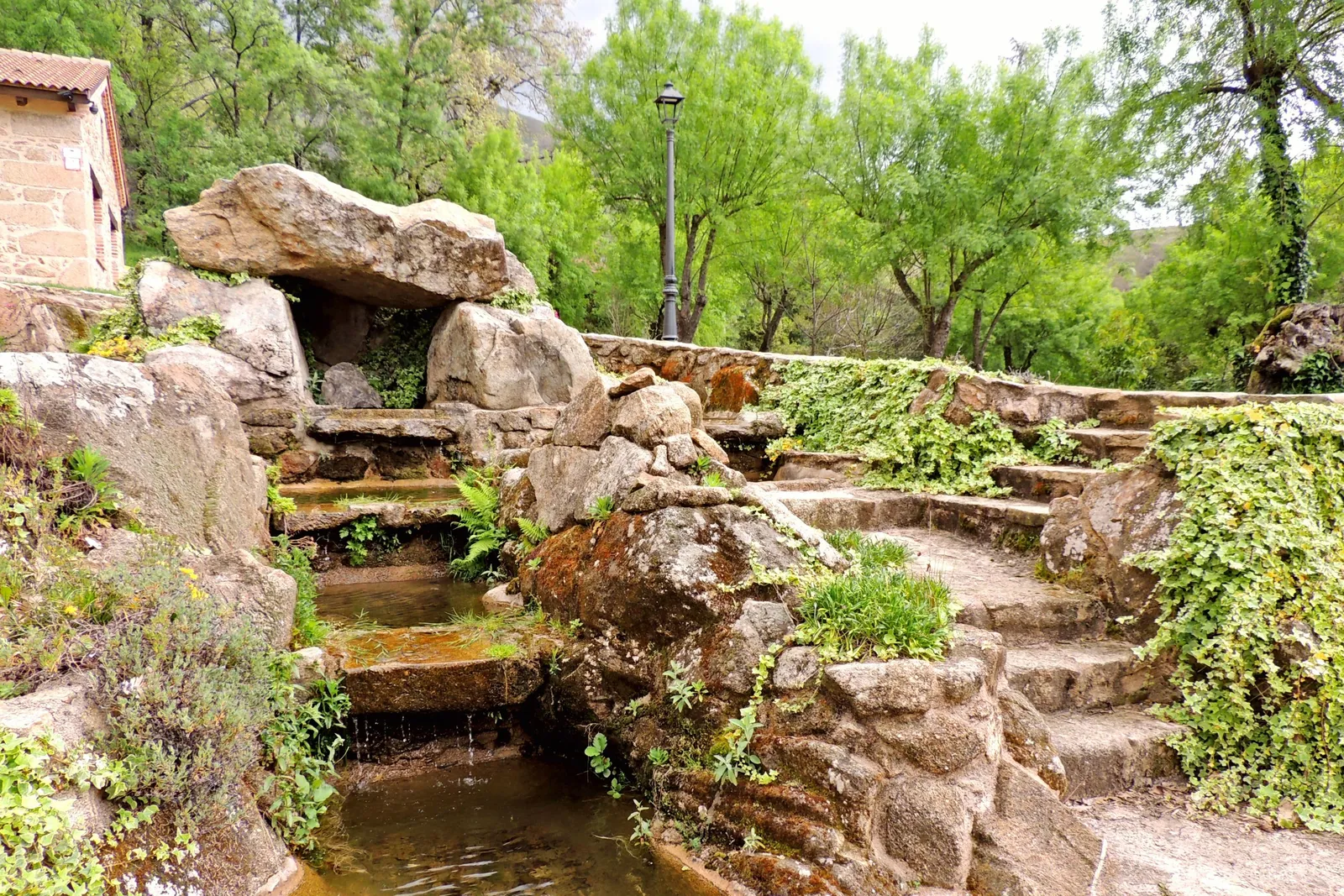 Fuente de piedra en el Santuario de la Virgen de Chilla, Ávila