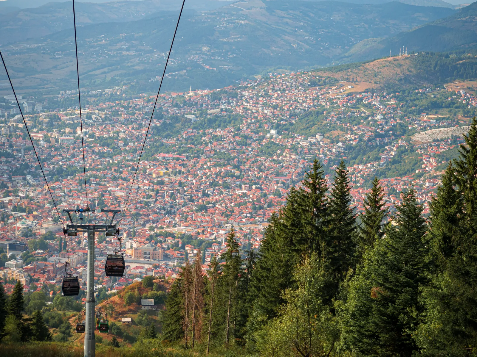 Funicular a la montaña Trebević donde puedes hacer senderismo por las antiguas pistas de trineo de carreras olímpicas.