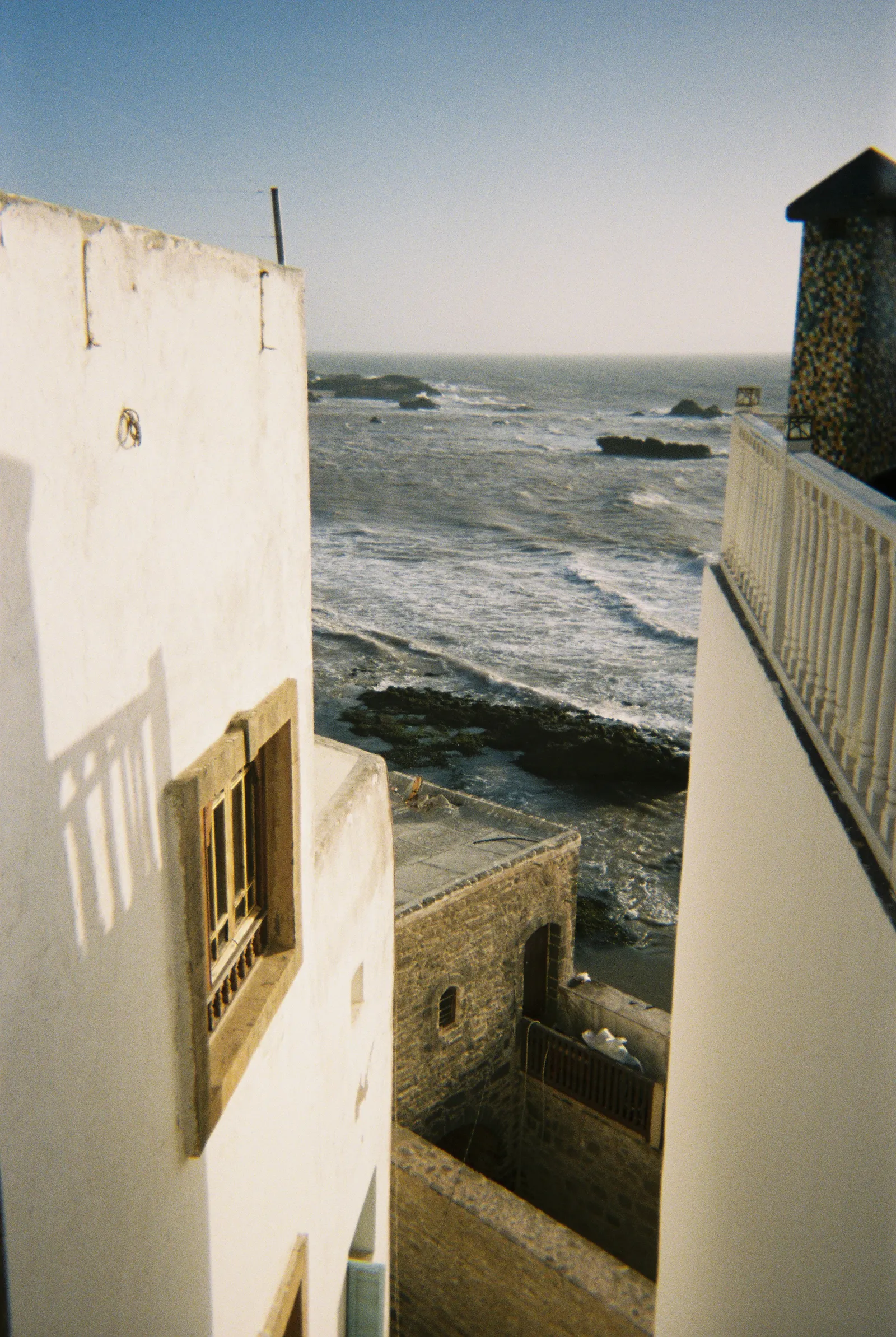 Al fondo Sqala de la Ville y el oceano.