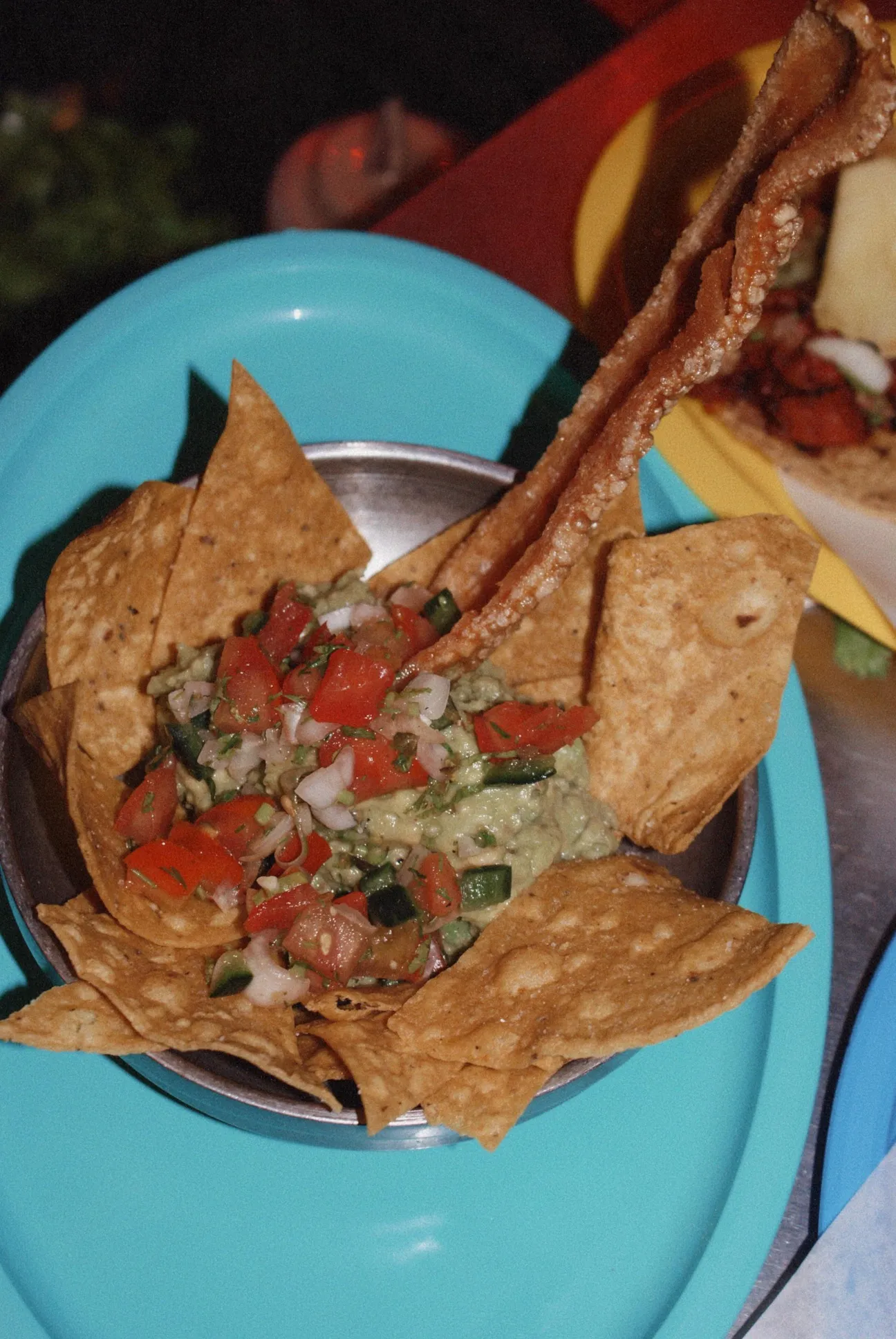 Guacamole con pico de gallo y totopos