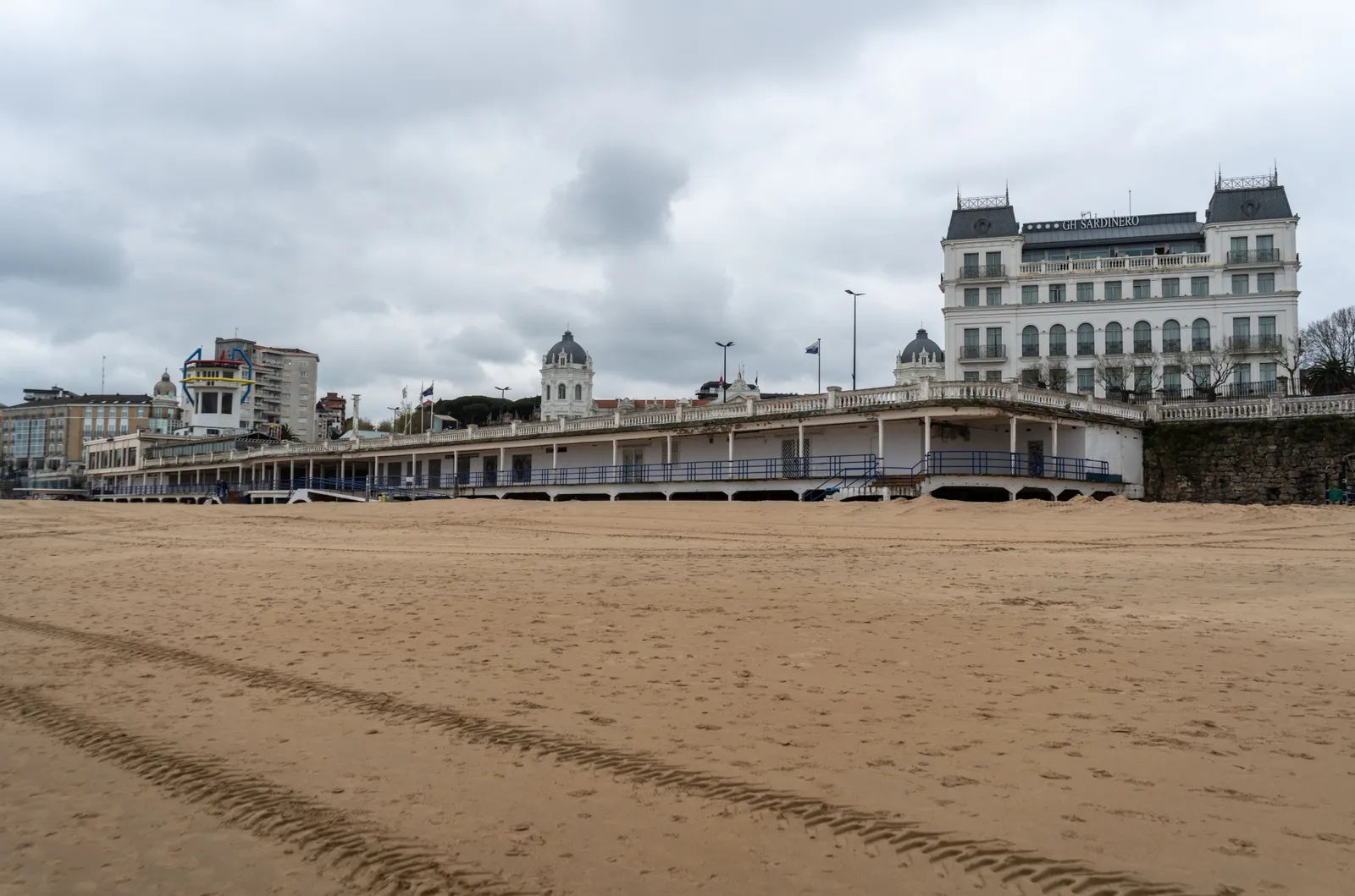 El Gran Hotel Sardinero y playa de El Sardinero. Santander.