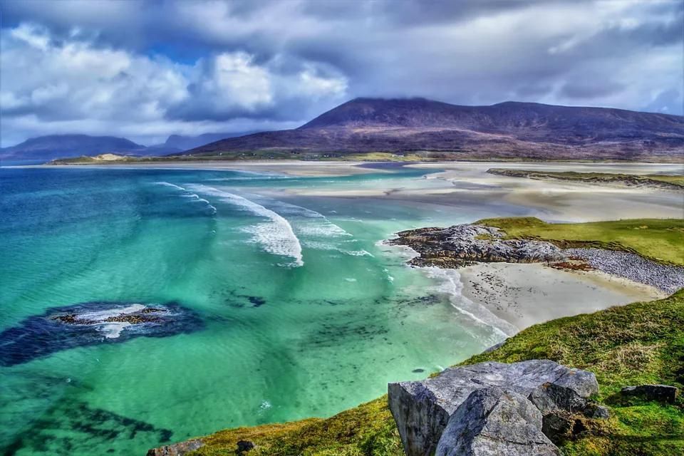 Vista area de una de las playas de las islas Hébridas Exteriores, Escocia.