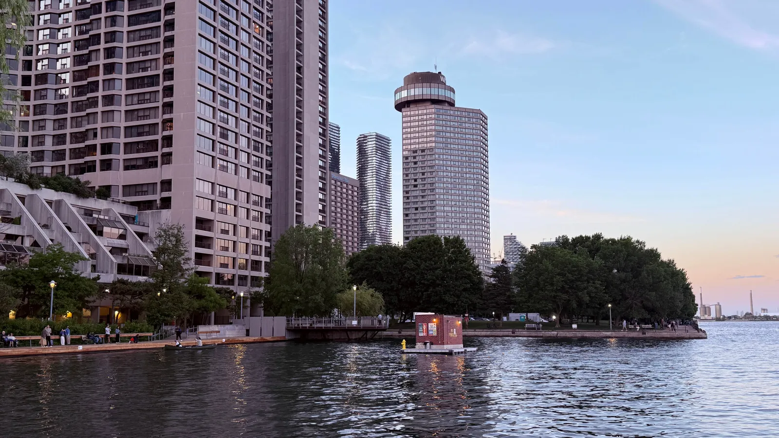La instalación artística permanecerá en la dársena Harbour Square Basin hasta octubre de 2026