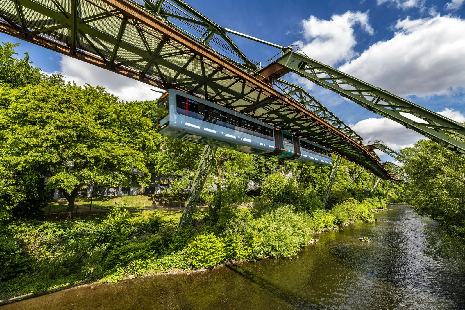 El tren circula hasta 12 metros por encima del río