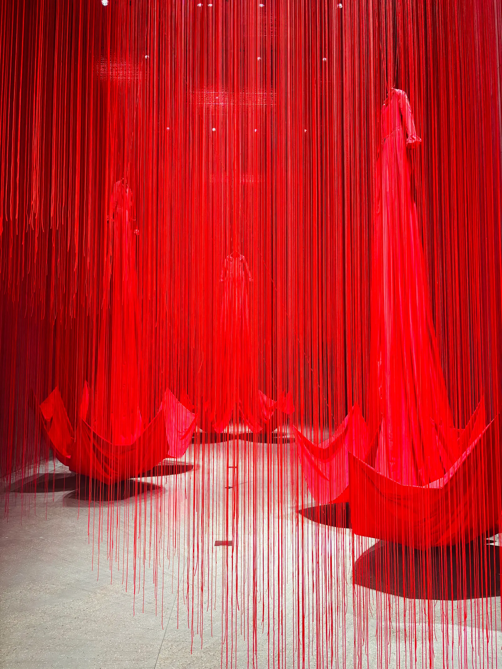 “El hilo rojo del destino” obra de Chiharu Shiota en el Museo de Arte de Hong Kong.