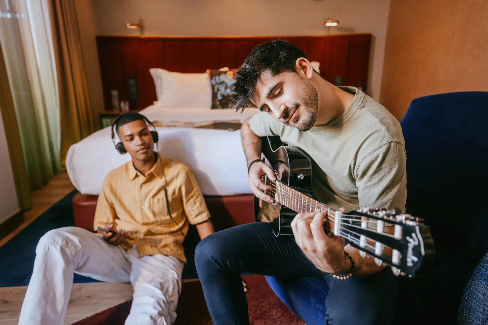 Podrs pedir una guitarra Fender con amplificador y auriculares.