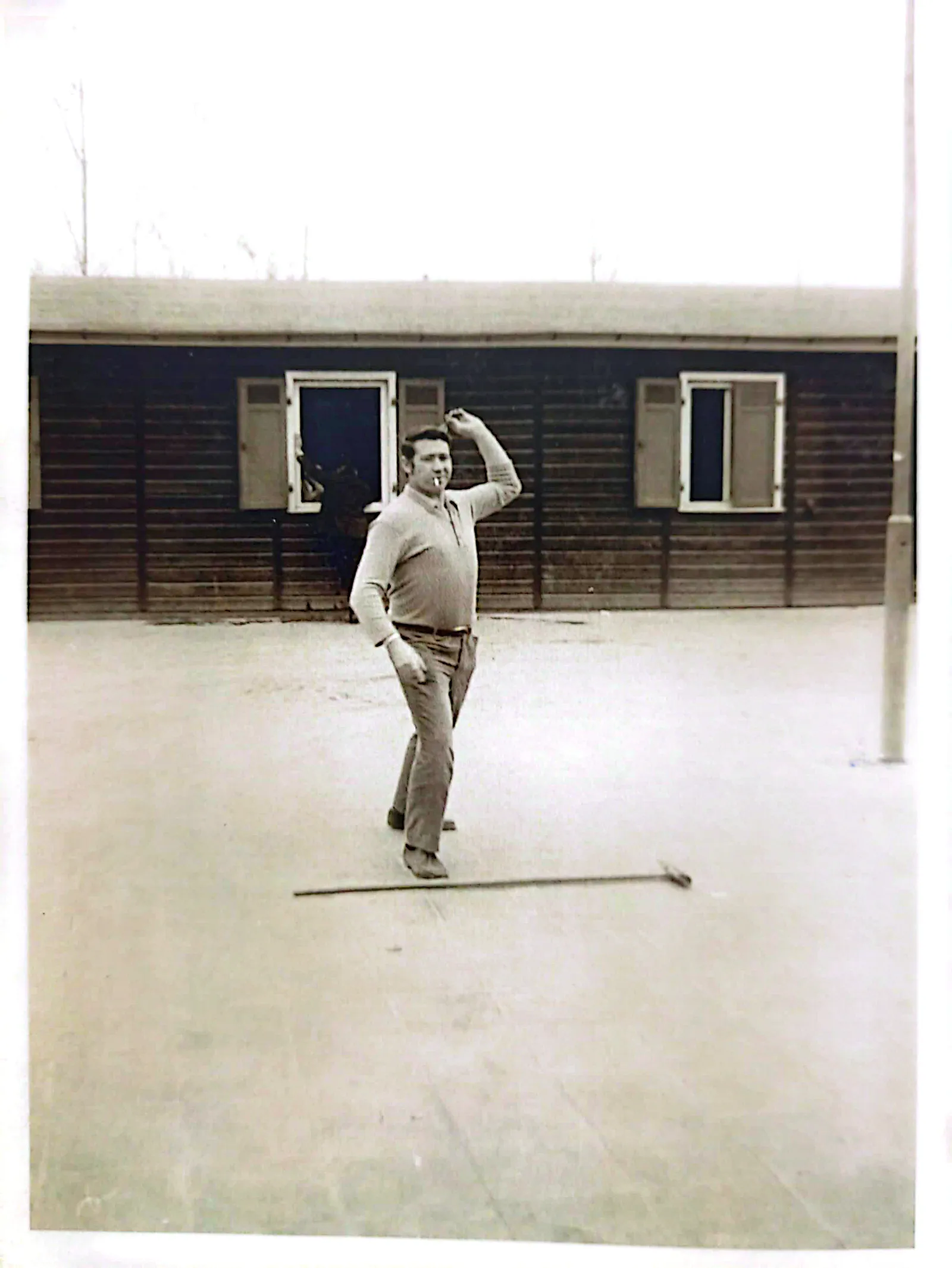Carmelo Casañas jugando al Messerwerfen junto a las cabañas donde vivían.